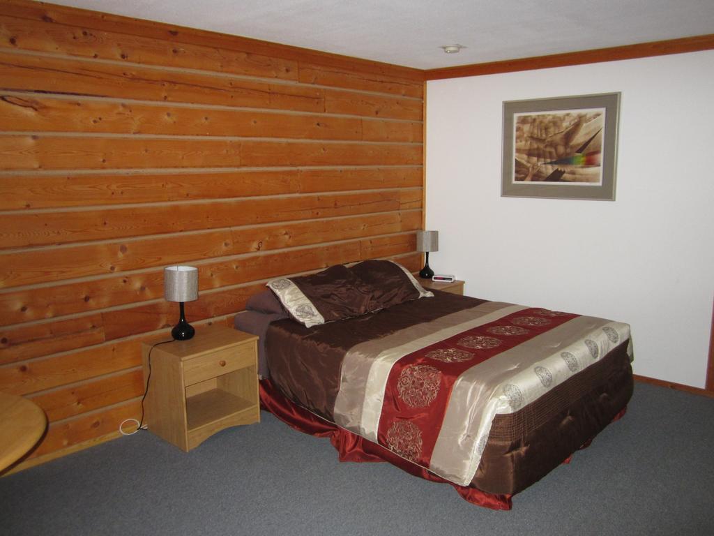 Spirit Lake Lodge Whitehorse Room photo