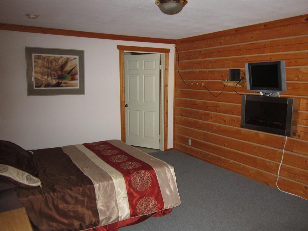 Spirit Lake Lodge Whitehorse Room photo
